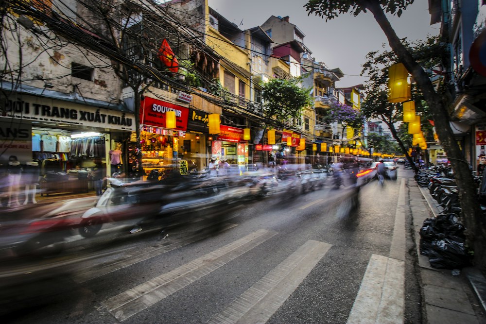 Calle concurrida de una ciudad del sudeste asiático al atardecer