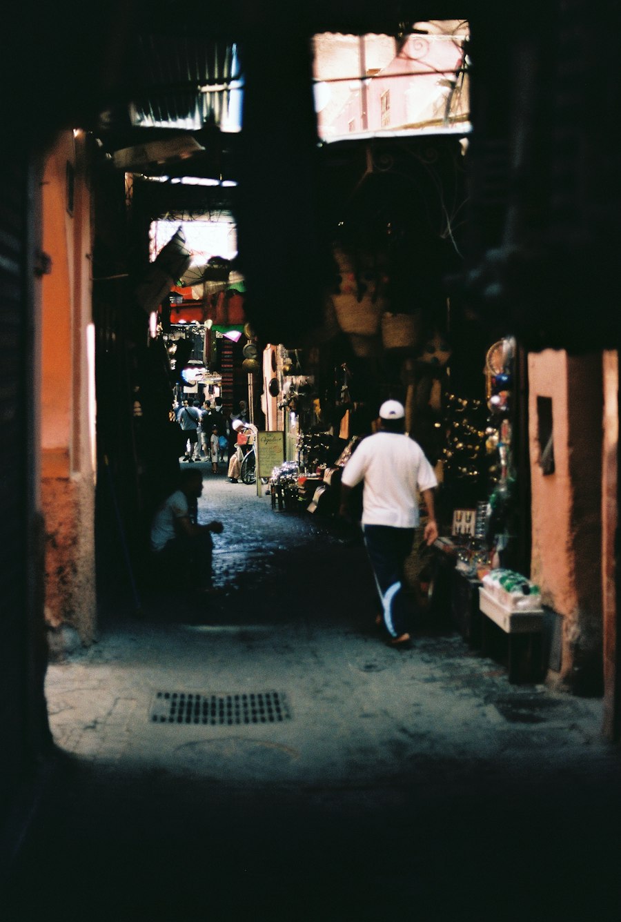 Callejón de una medina con una persona caminando