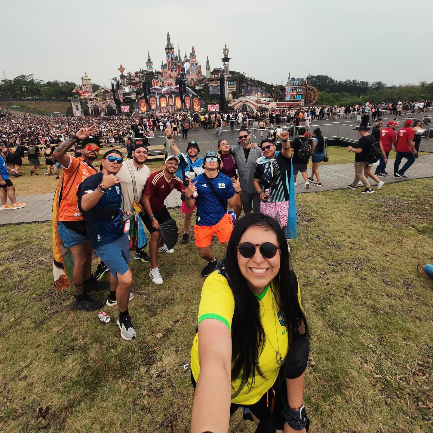 Vanessa en un festival de música con un grupo de amigos detrás, durante uno de sus viajes